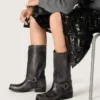 Botas moteras altas para mujer en cuero negro con correa y hebilla plateada