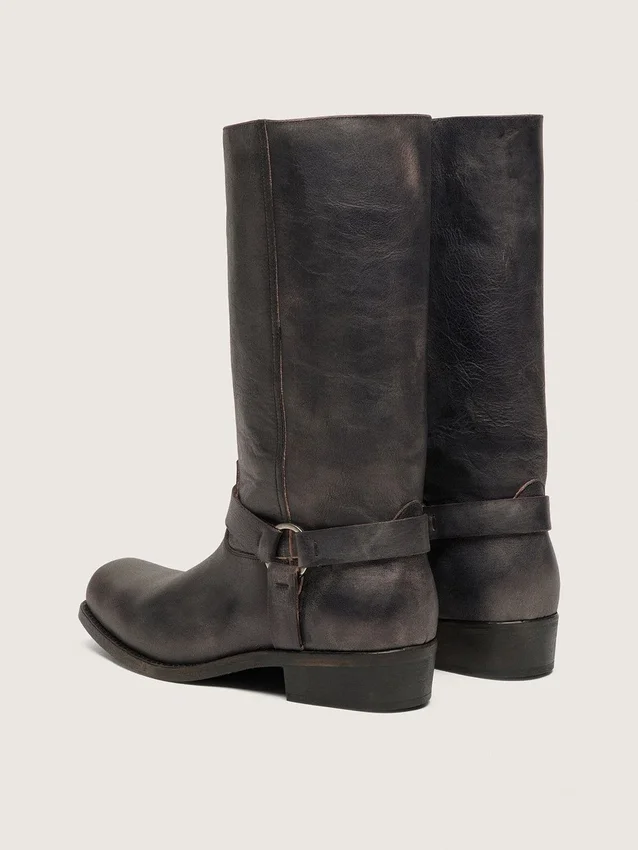 Botas moteras altas para mujer en cuero negro con correa y hebilla plateada