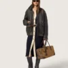 Botas moteras altas para mujer en cuero negro con correa y hebilla plateada