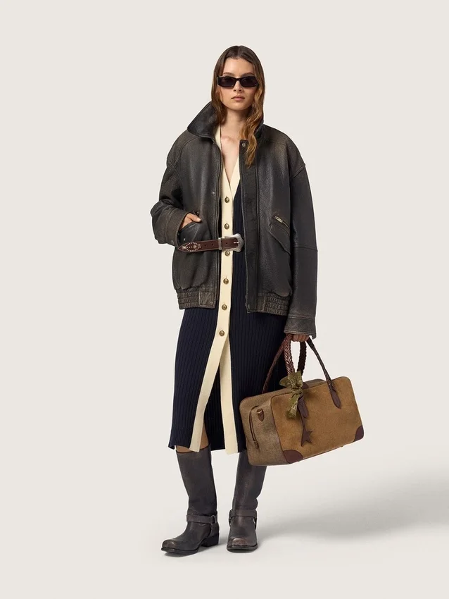 Botas moteras altas para mujer en cuero negro con correa y hebilla plateada