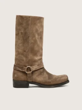 Botas moteras altas para mujer en gamuza encerada beige oscuro con correa y hebilla color plateado