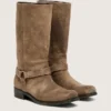 Botas moteras altas para mujer en gamuza encerada beige oscuro con correa y hebilla color plateado