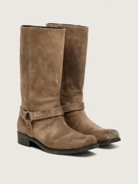 Botas moteras altas para mujer en gamuza encerada beige oscuro con correa y hebilla color plateado