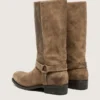 Botas moteras altas para mujer en gamuza encerada beige oscuro con correa y hebilla color plateado
