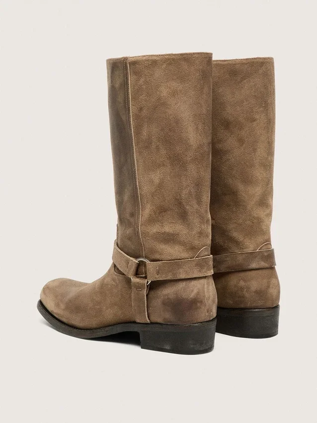 Botas moteras altas para mujer en gamuza encerada beige oscuro con correa y hebilla color plateado
