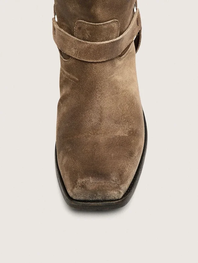 Botas moteras altas para mujer en gamuza encerada beige oscuro con correa y hebilla color plateado