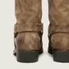 Botas moteras altas para mujer en gamuza encerada beige oscuro con correa y hebilla color plateado