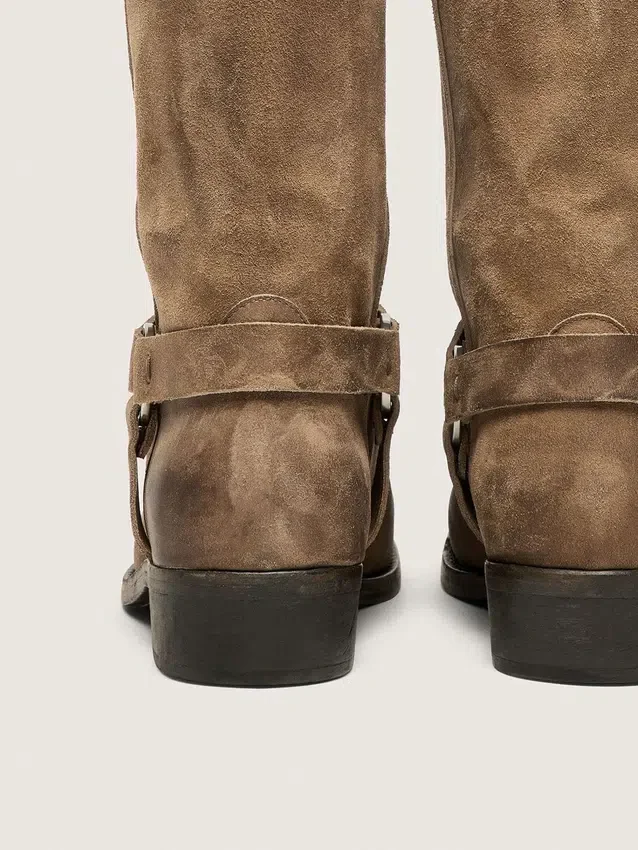 Botas moteras altas para mujer en gamuza encerada beige oscuro con correa y hebilla color plateado