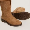 Botas Wish Junior en gamuza color camello con bordado de estrellas
