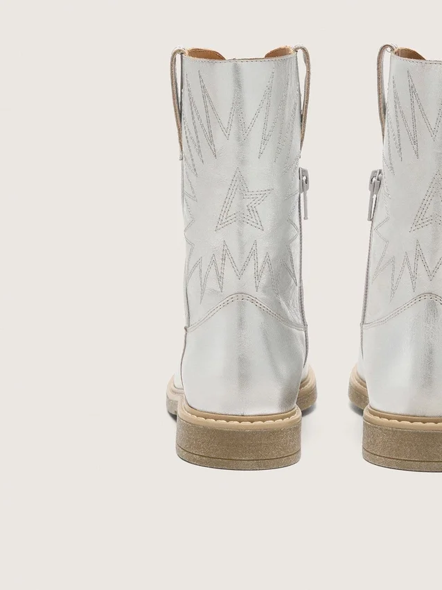 Botas Young Wish de cuero metalizado plateado con bordado de estrellas