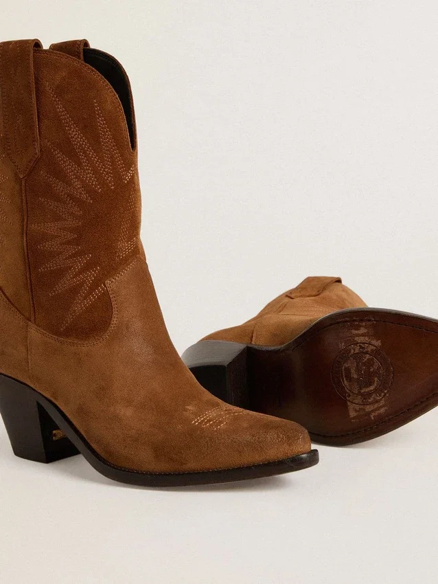 Botas Wish Star de caña baja en gamuza color coñac con estrella bordada tono sobre tono