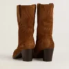 Botas Wish Star de caña baja en gamuza color coñac con estrella bordada tono sobre tono