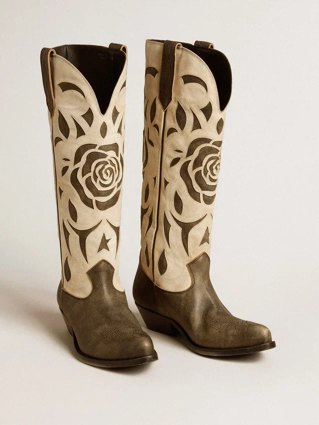 Botas Wish Star en cuero blanco y negro con incrustaciones de rosas y estrellas