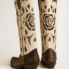 Botas Wish Star en cuero blanco y negro con incrustaciones de rosas y estrellas