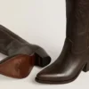 Botas Wish Star en cuero marrón oscuro con estrella bordada tono sobre tono