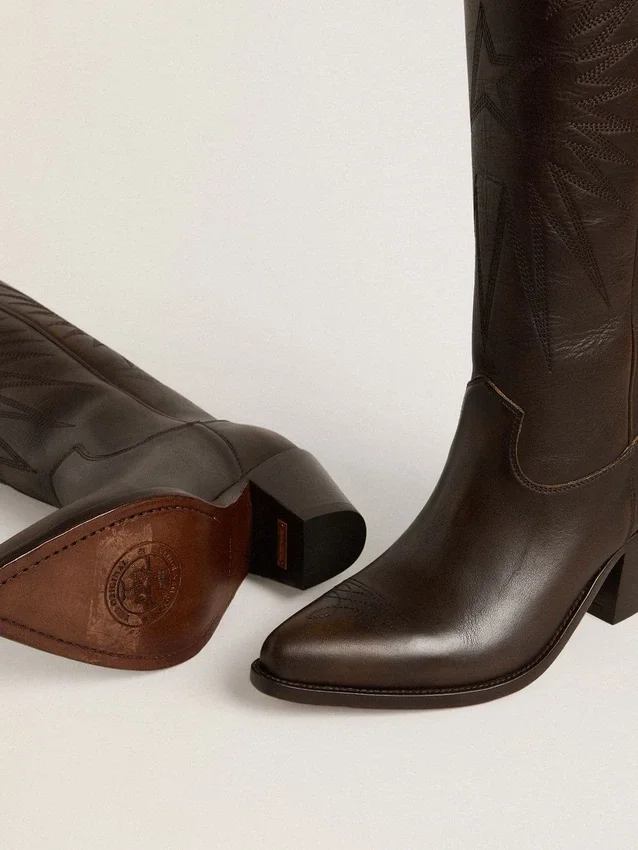 Botas Wish Star en cuero marrón oscuro con estrella bordada tono sobre tono