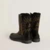 Botas Wish Young de cuero negro con bordado de estrella amarilla