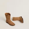 Botas Wish Young de gamuza color camel con estrella bordada