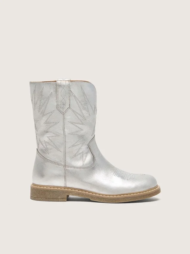Botas Young Wish de cuero metalizado plateado con bordado de estrellas
