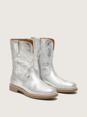Botas Young Wish de cuero metalizado plateado con bordado de estrellas