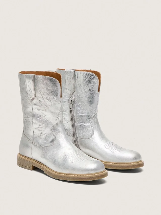 Botas Young Wish de cuero metalizado plateado con bordado de estrellas