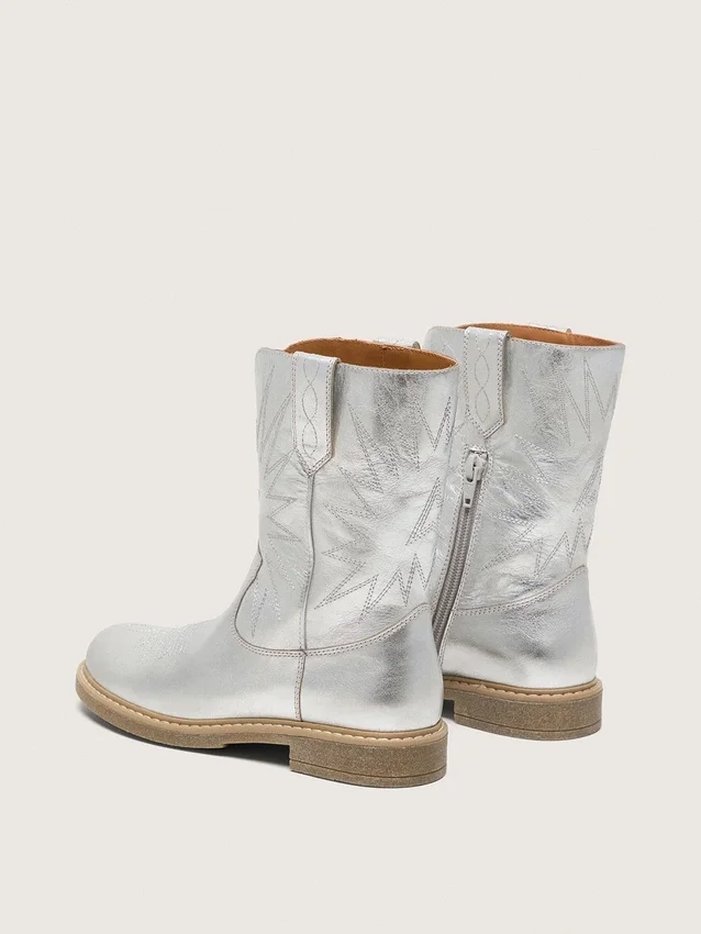 Botas Young Wish de cuero metalizado plateado con bordado de estrellas