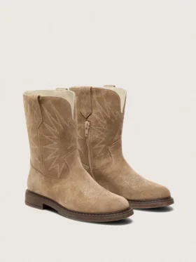 Botas Young Wish de gamuza gris paloma con bordado de estrellas