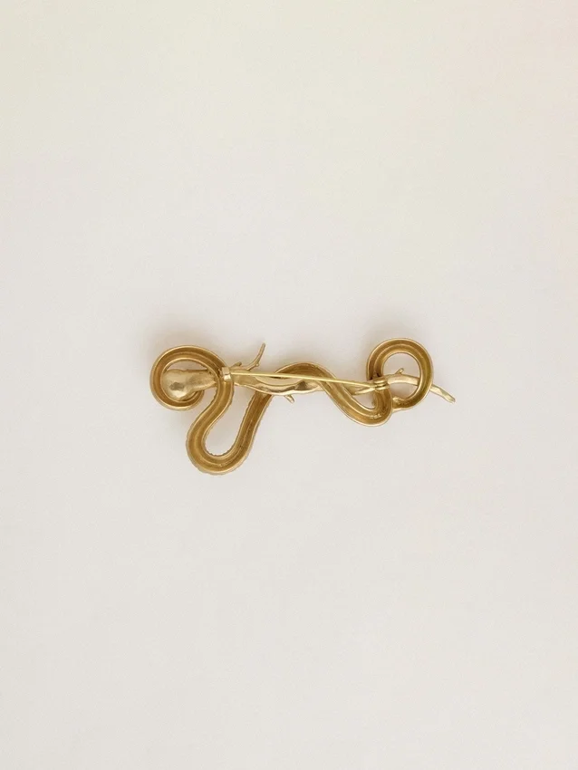 Broche con forma de serpiente en oro antiguo