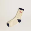 Calcetines acanalados color crema con detalles en azul marino y logotipo rojo
