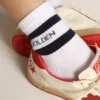 Calcetines acanalados con rayas azul marino y logotipo