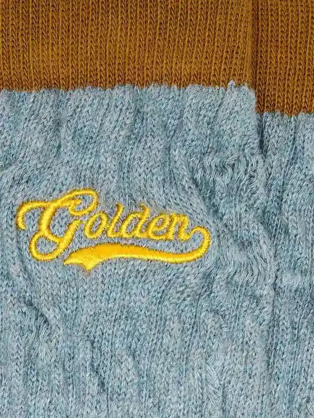 Calcetines acanalados de color azul claro con detalles en marrón y logotipo amarillo