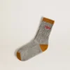 Calcetines acanalados grises con detalles en naranja y logotipo rojo