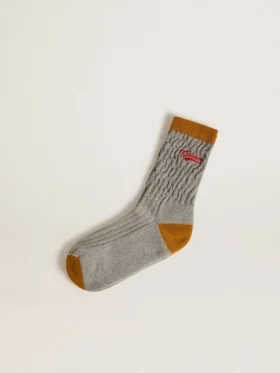 Calcetines acanalados grises con detalles en naranja y logotipo rojo