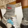 Calcetines acanalados grises con detalles en naranja y logotipo rojo