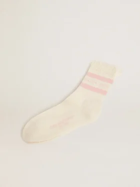 Calcetines blancos con acabado desgastado, logotipo rosa bebé y rayas