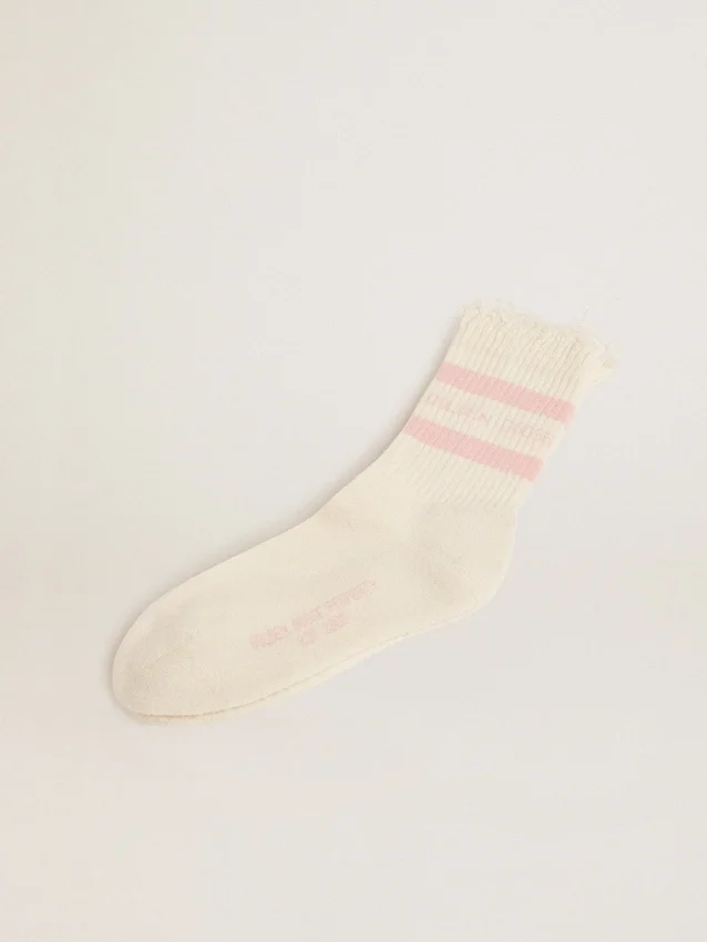Calcetines blancos con acabado desgastado, logotipo rosa bebé y rayas