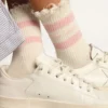 Calcetines blancos con acabado desgastado, logotipo rosa bebé y rayas
