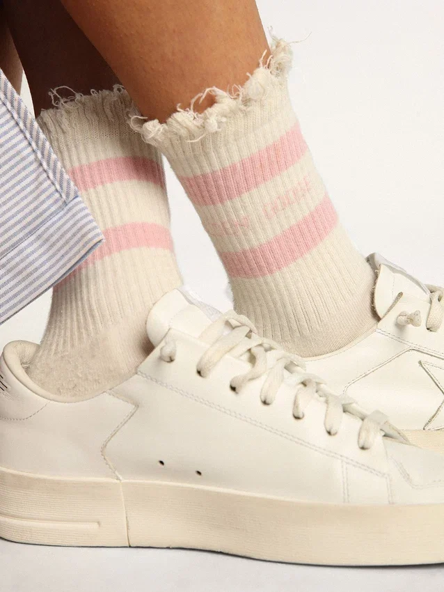 Calcetines blancos con acabado desgastado, logotipo rosa bebé y rayas