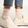 Calcetines blancos con acabado desgastado, logotipo rosa bebé y rayas