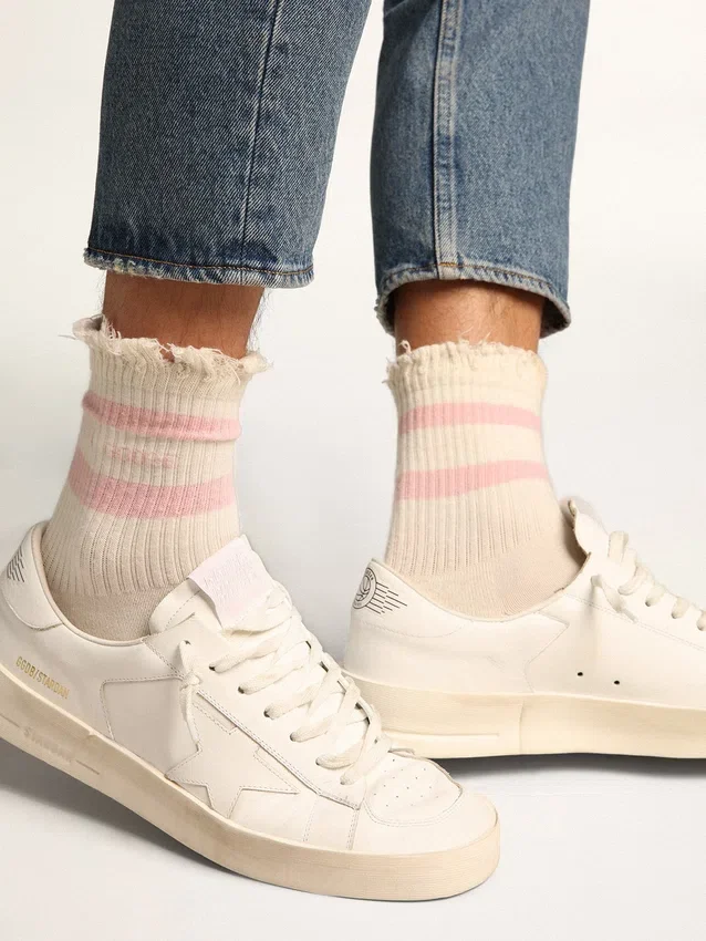 Calcetines blancos con acabado desgastado, logotipo rosa bebé y rayas