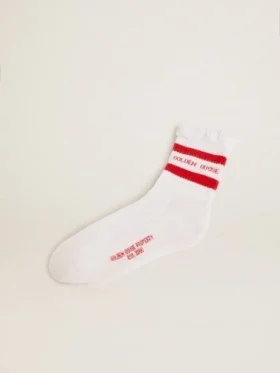 Calcetines blancos con detalles desgastados y rayas rojas