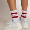 Calcetines blancos con detalles desgastados y rayas rojas