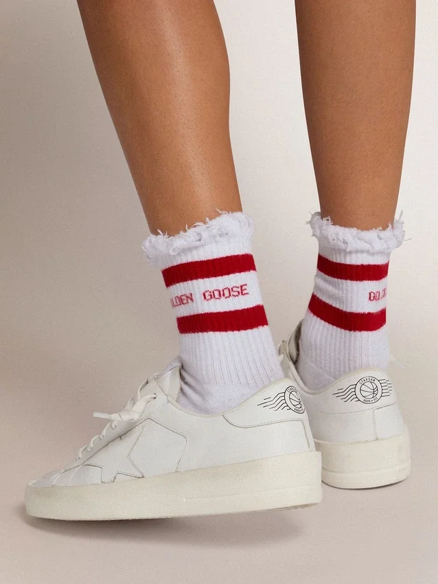 Calcetines blancos con detalles desgastados y rayas rojas