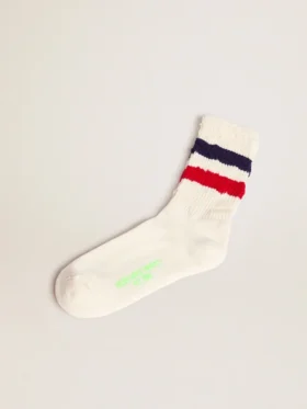 Calcetines blancos de estilo vintage con detalles desgastados y rayas bicolores