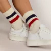Calcetines blancos de estilo vintage con detalles desgastados y rayas bicolores