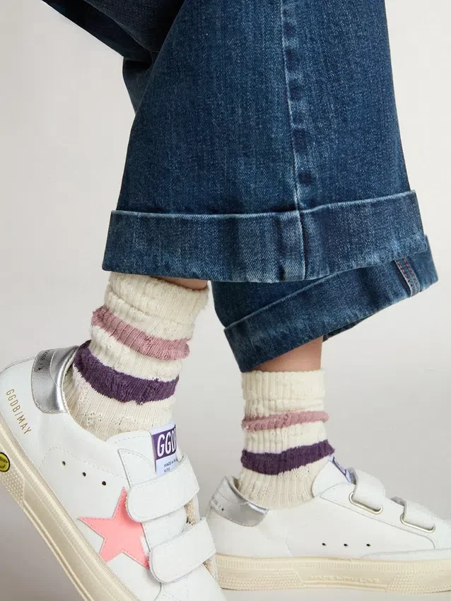 Calcetines blancos para niños con rayas rosas y moradas