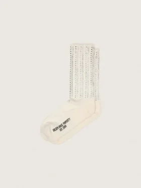Calcetines color crema con detalles desgastados y pedrería