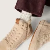 Calcetines color crema con detalles desgastados y pedrería