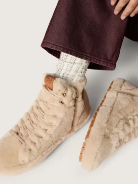 Calcetines color crema con detalles desgastados y pedrería