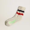 Calcetines de algodón blanco con acabado desgastado y rayas rojas y azul marino